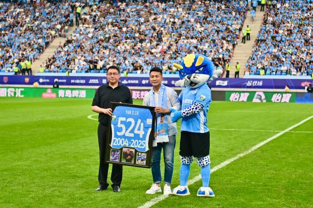 1756471404923001834.jpg (体育)(4)足球——中超:大连英博海发胜青岛海牛XxjpseC007394_20250803_PEPFN0A001.jpg